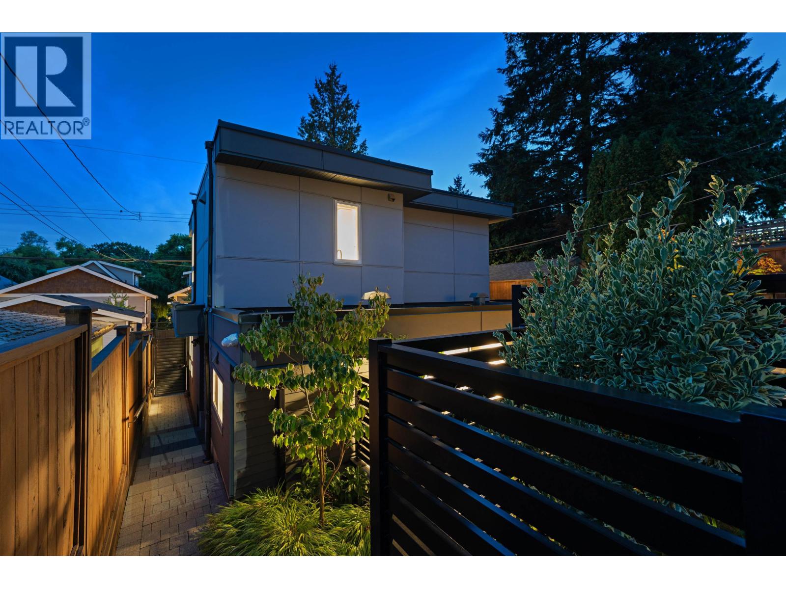 2062 E 5th Ave, Vancouver, BC V5N 1M4