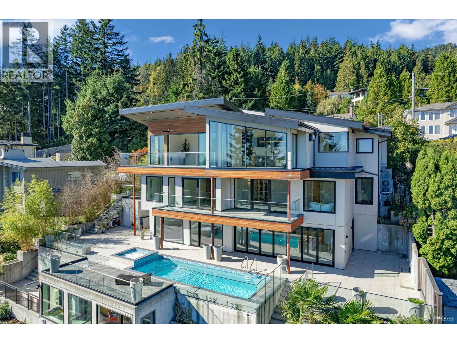 535 Craigmohr Dr, West Vancouver, BC V7S 1W8