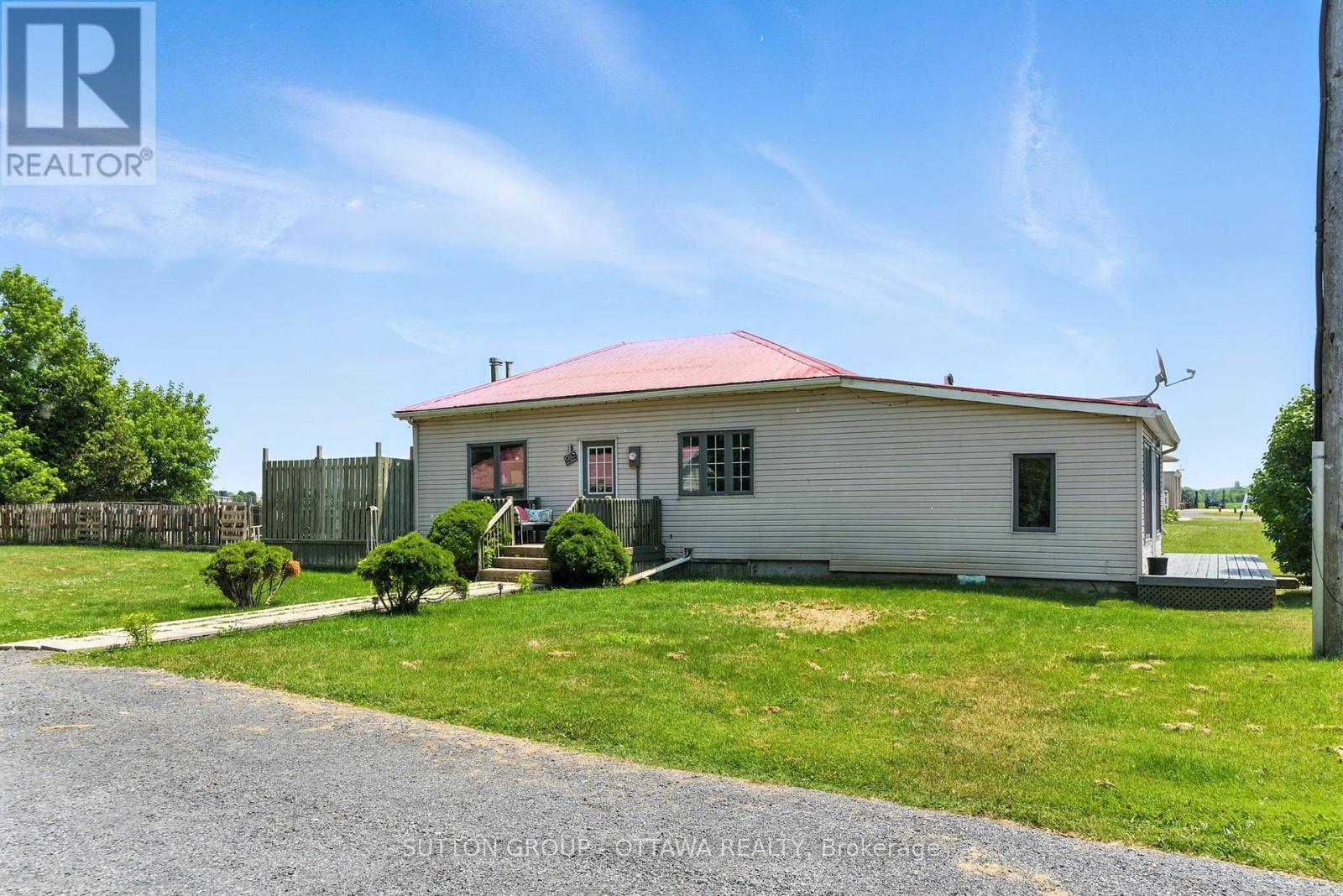 683 County Rd 18 Rd, East Hawkesbury, ON K0B 1M0