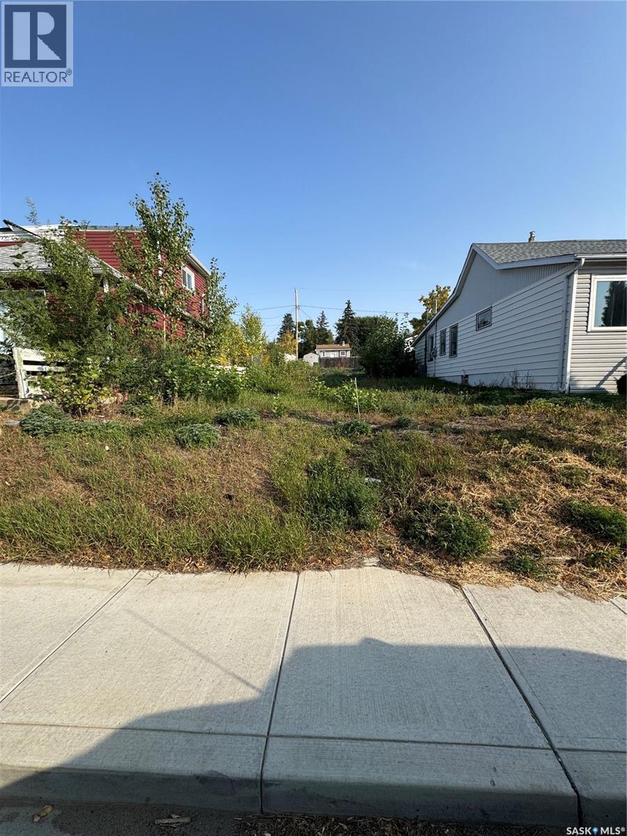 958 Athabasca St W, Moose Jaw, SK S6H 2E4