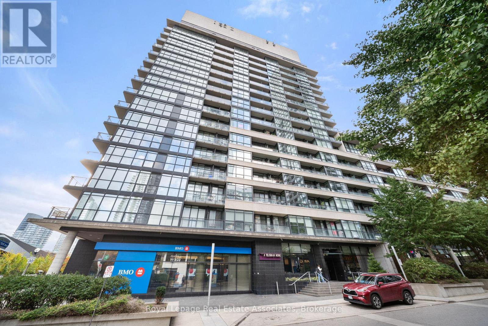 518 8 Telegram Mews, Toronto, ON M5V 3Z4