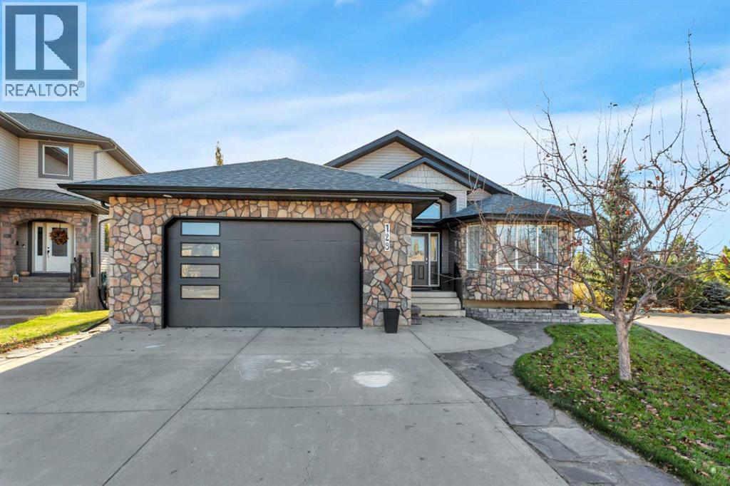 128 Isbister Close, Red Deer, AB T4R 0B9