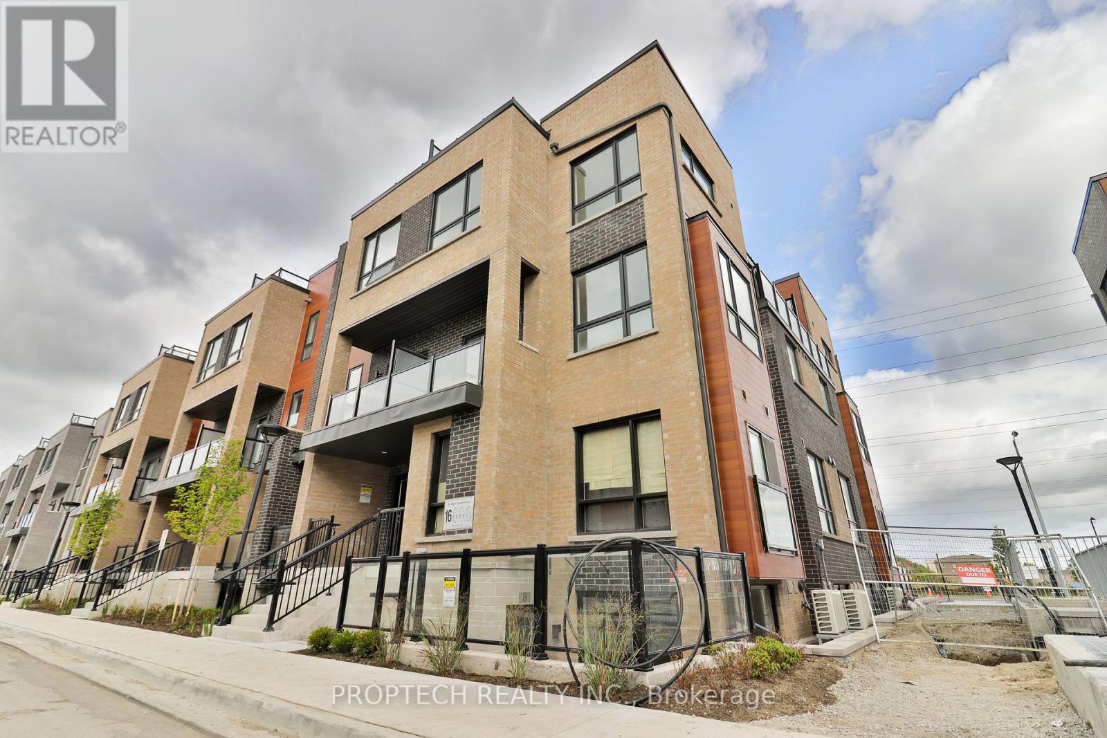 15 16 Lytham Green Cir, Newmarket, ON L3X 3A8