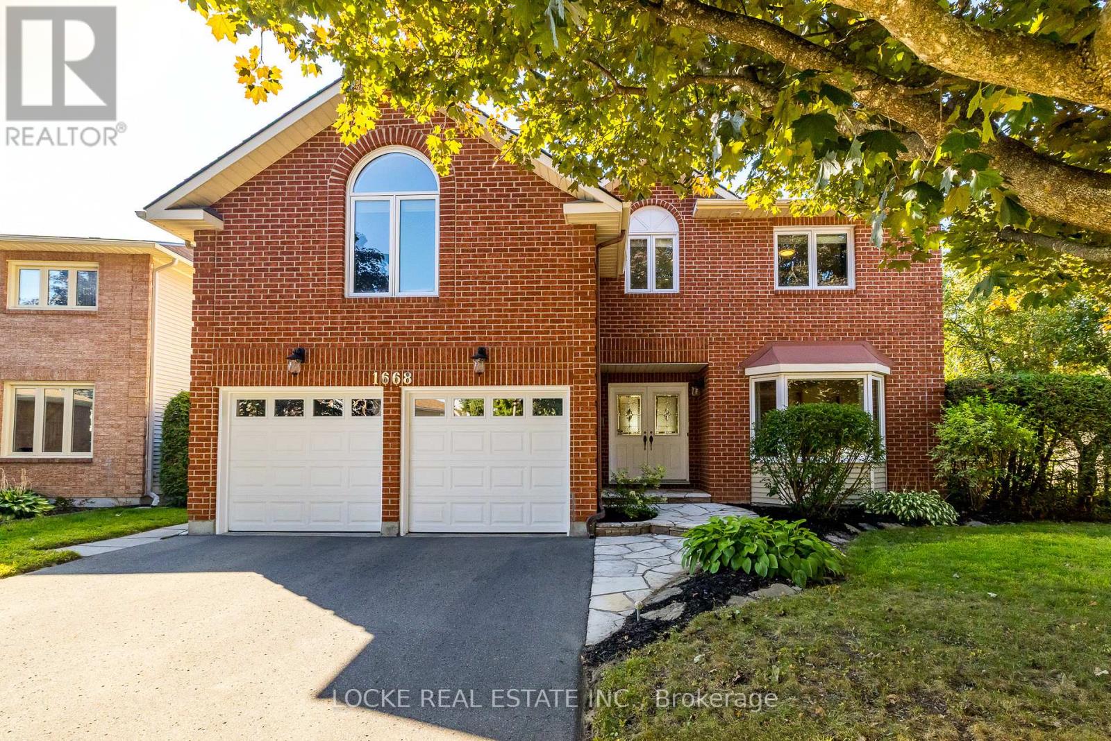 1668 Sansonnet St, Ottawa, ON K1C 5Y6