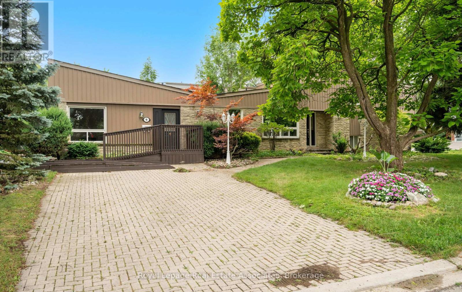4 Dunray Ct, Mississauga, ON L5N 1E4