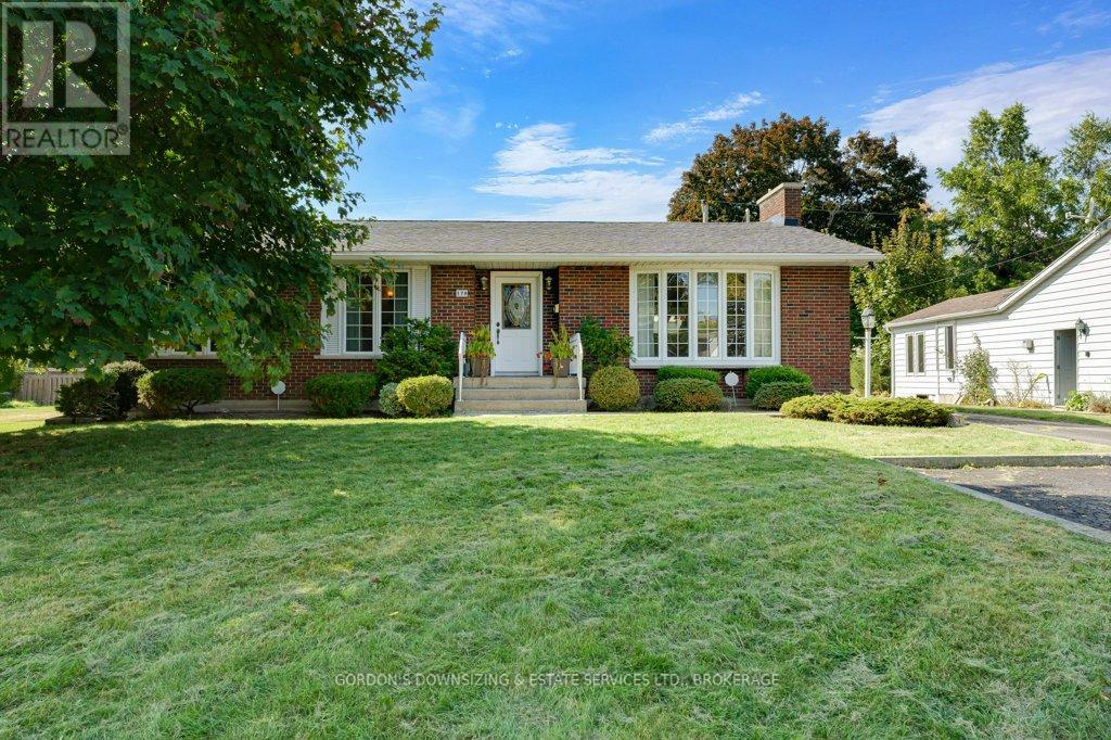 170 Elmwood Dr, Gananoque, ON K7G 1N9