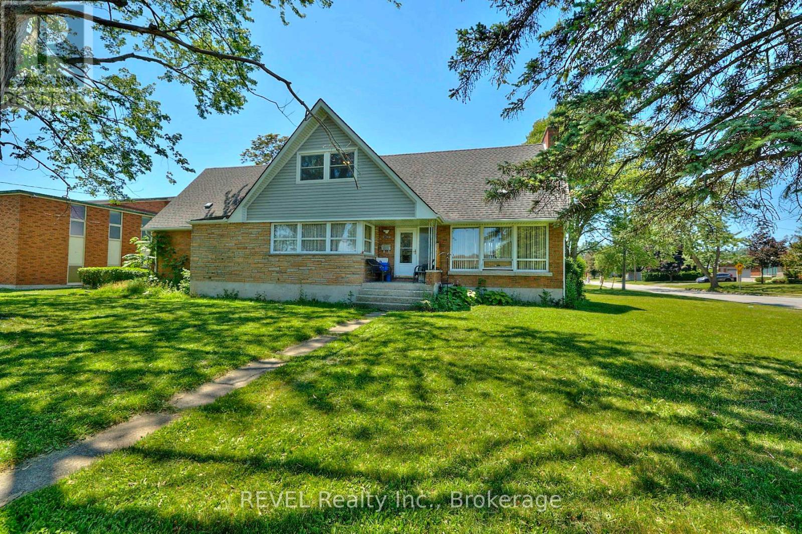 7205 Sharon Ave, Niagara Falls, ON L2G 5W8