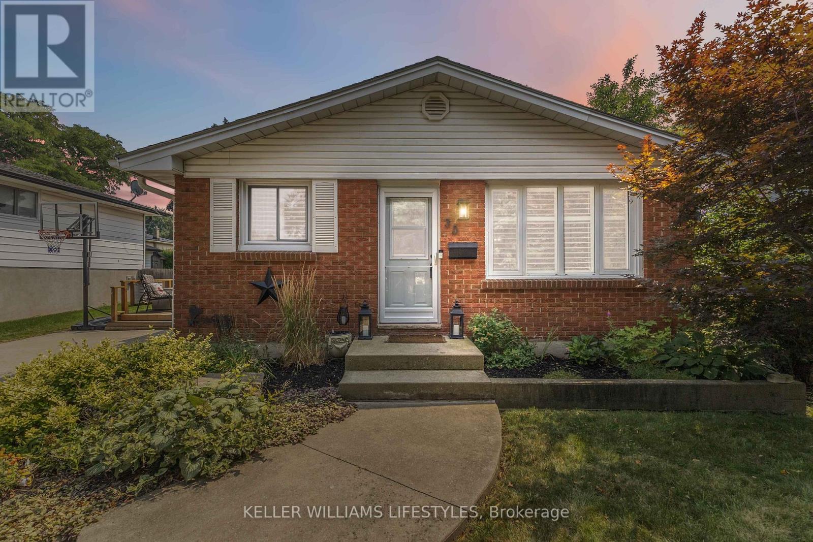 35 Surrey Cres, London, ON N6E 1T7