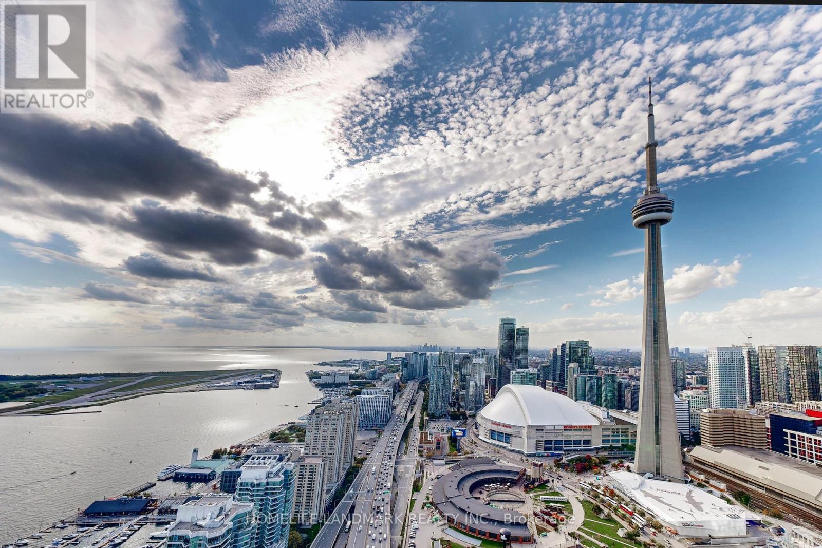 5510 10 York St, Toronto, ON M5J 0E1