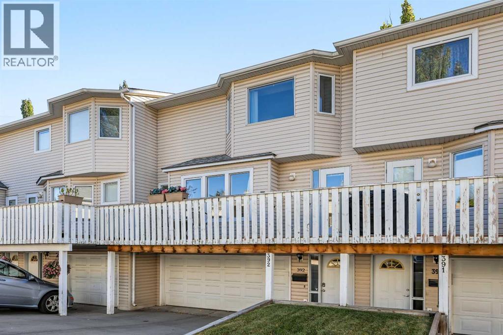 392 Killarney Glen Ct SW, Calgary, AB T3E 7H4