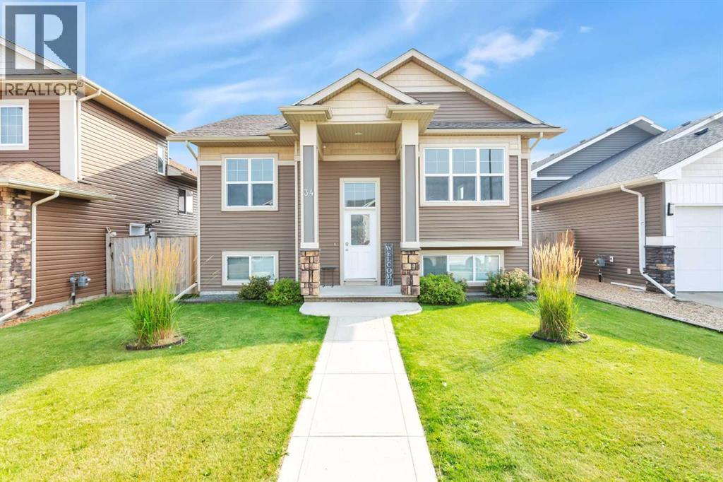 34 Iron Wolf Ct, Lacombe, AB T4L 0E9