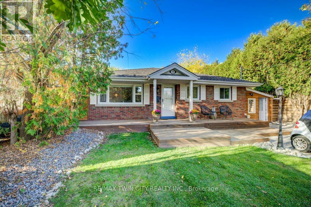 18 Hilltop Dr, Cambridge, ON N1R 1S9