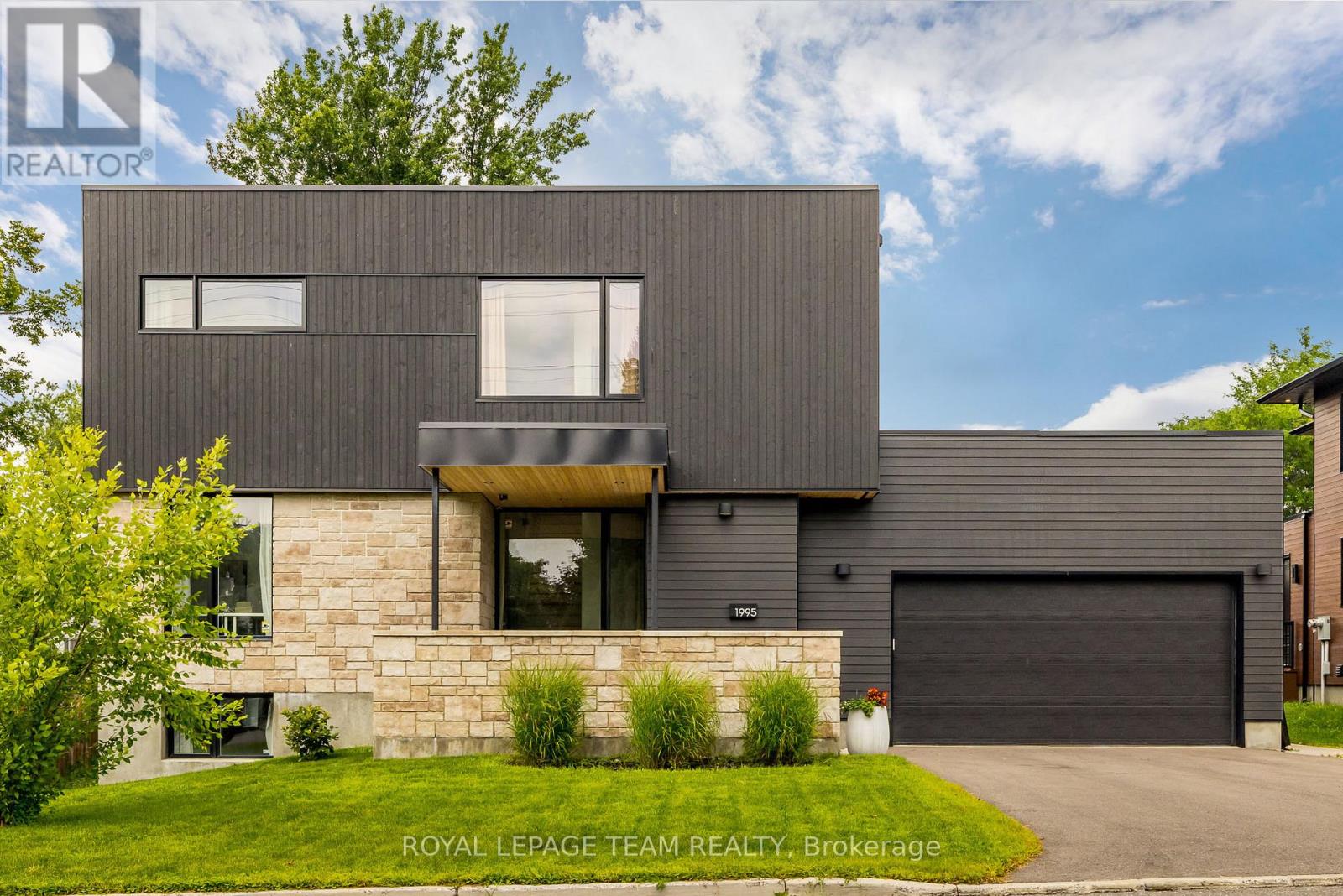 1995 Lenester Ave, Ottawa, ON K2A 1K4
