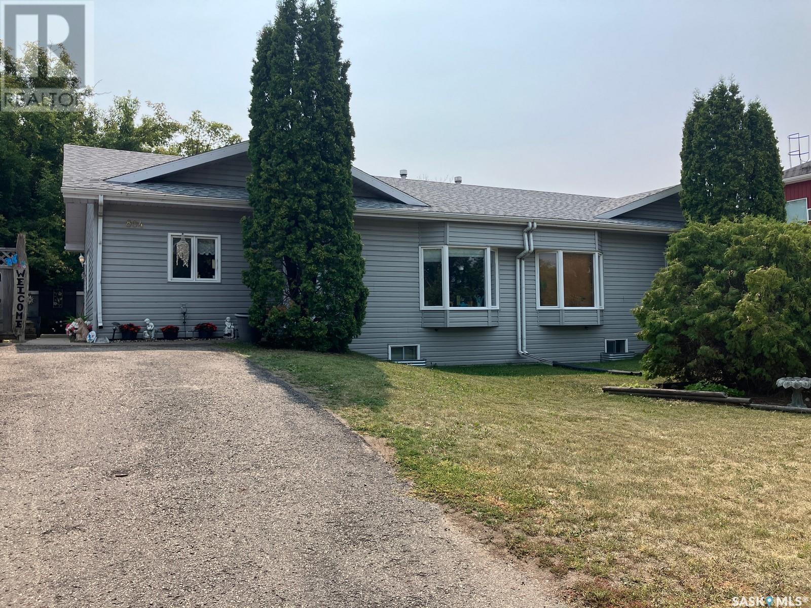 804 806 9th Ave W, Nipawin, SK S0E 1E0