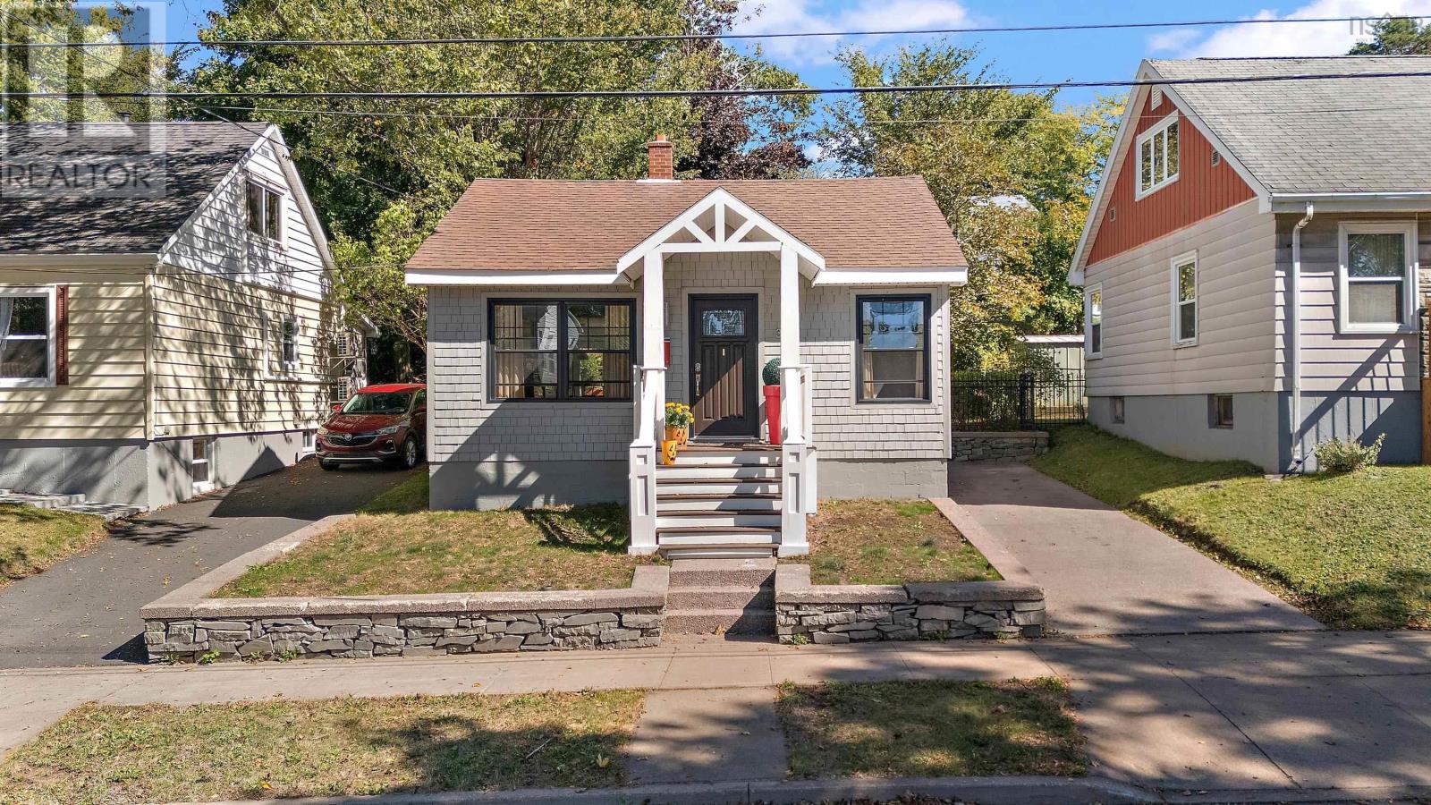 3207 Glendale Rd, Halifax, NS B3L 3S4