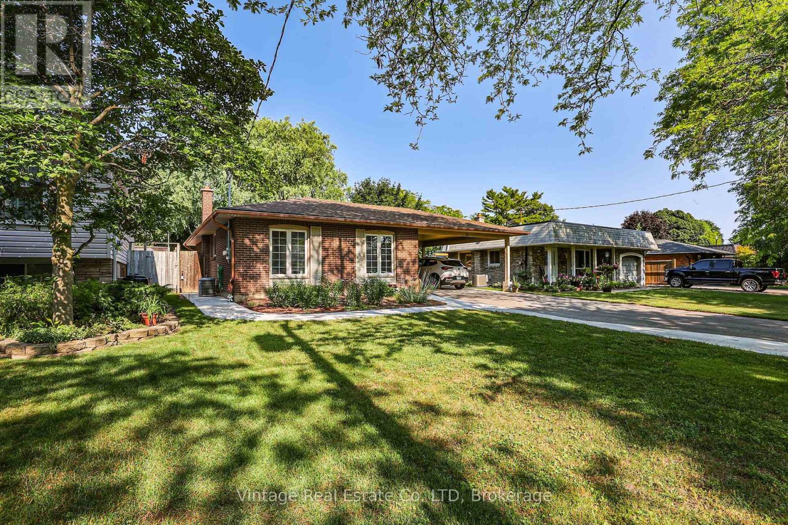11 Trinidad Cres, St. Catharines, ON L2N 3S6