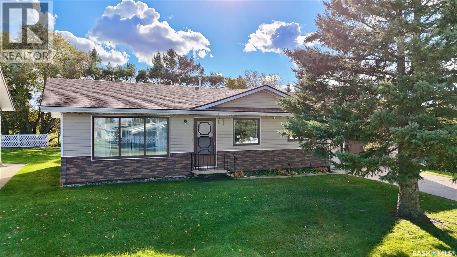 221 River Heights Dr, Langenburg, SK S0A 2A0
