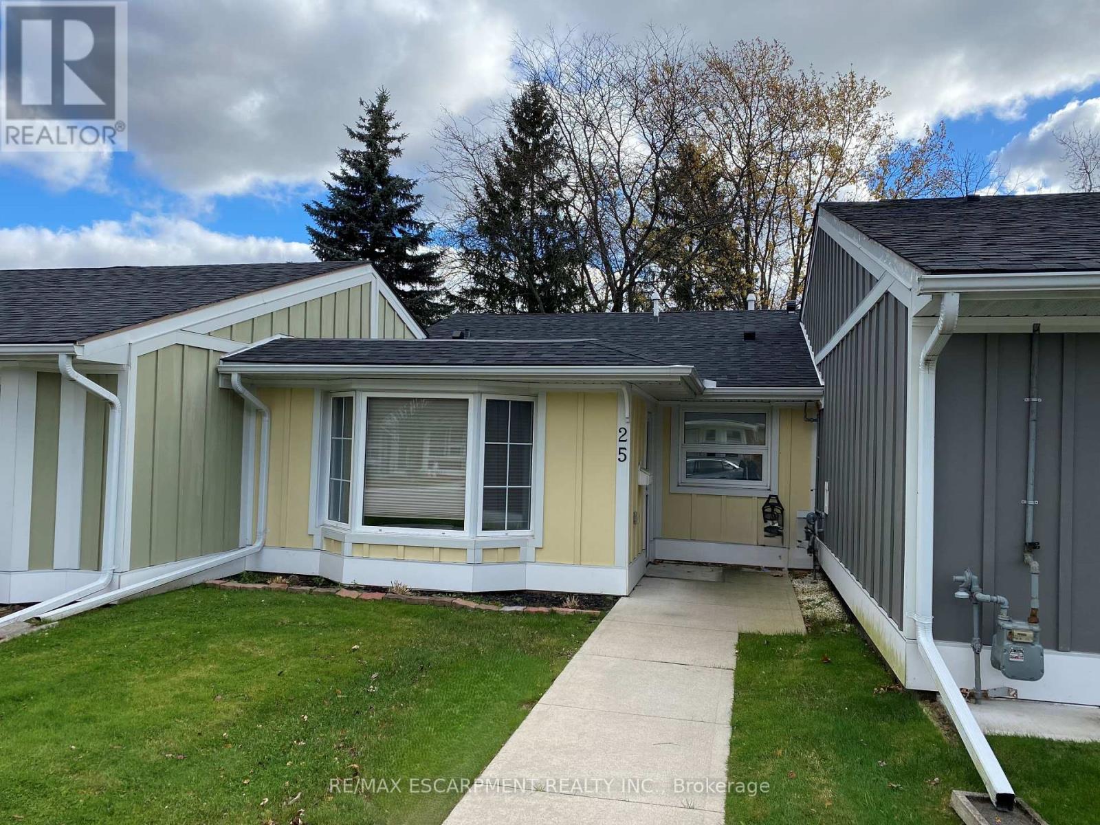 25 Szollosy Cir, Hamilton, ON L9B 1T8