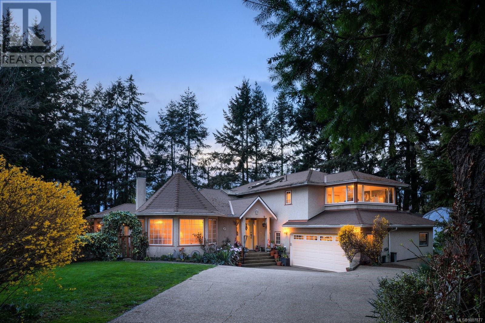2832 Cadboro Bay Rd, Oak Bay, BC V8R 5J9