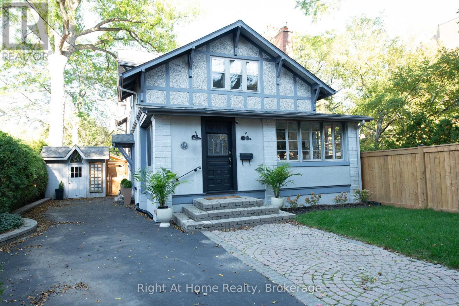 139 Allan St, Oakville, ON L6J 3N4
