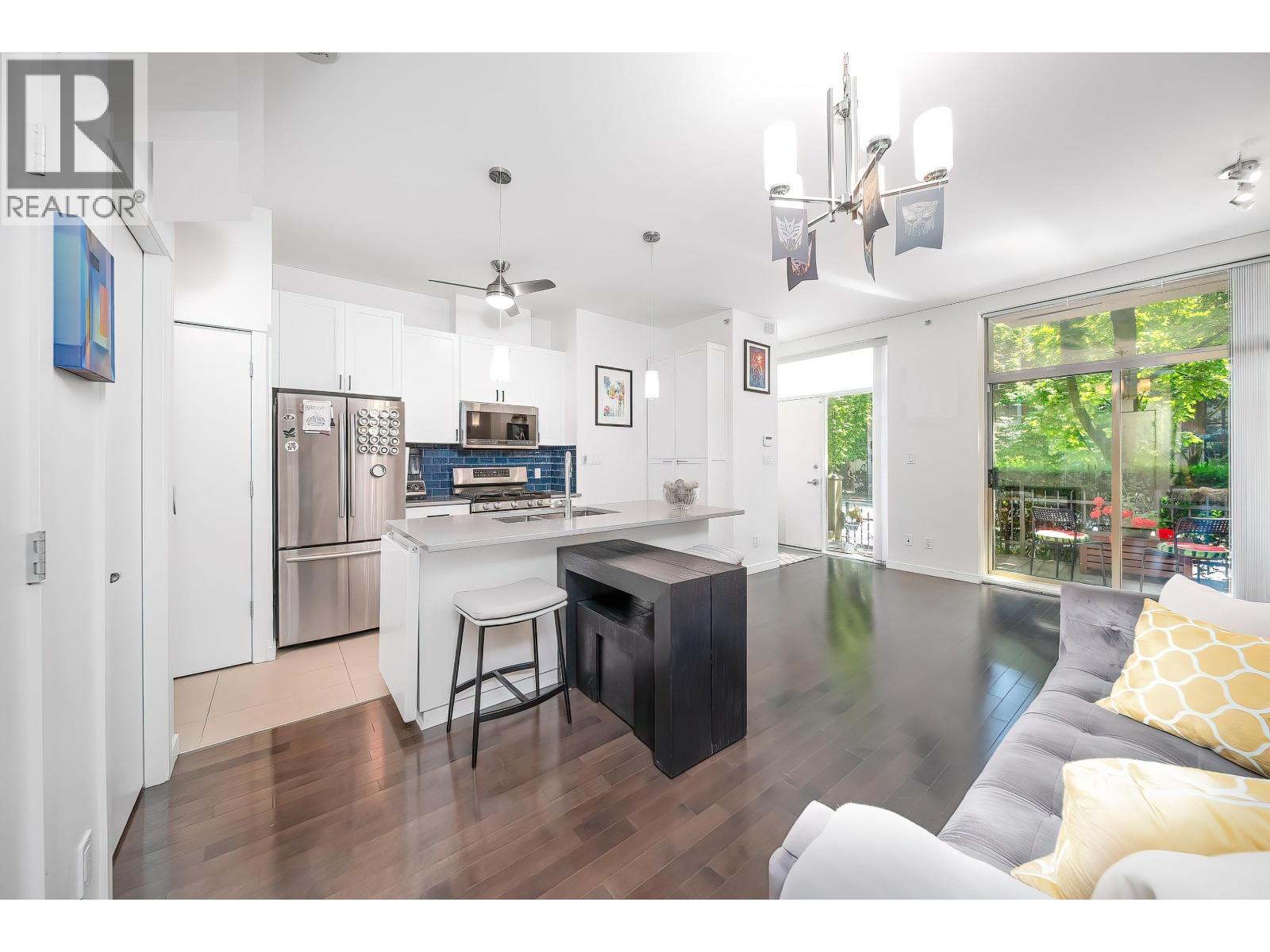 983 Richards St, Vancouver, BC V6B 3B6