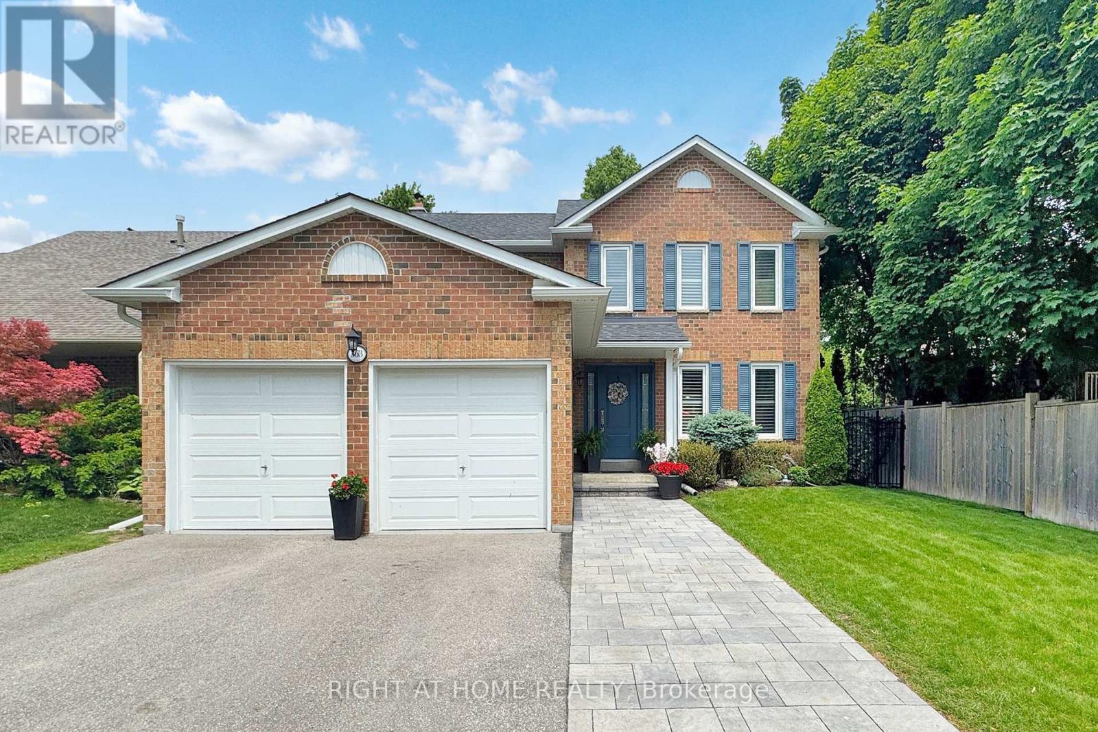 363 Crossland Gate, Newmarket, ON L3X 1B5
