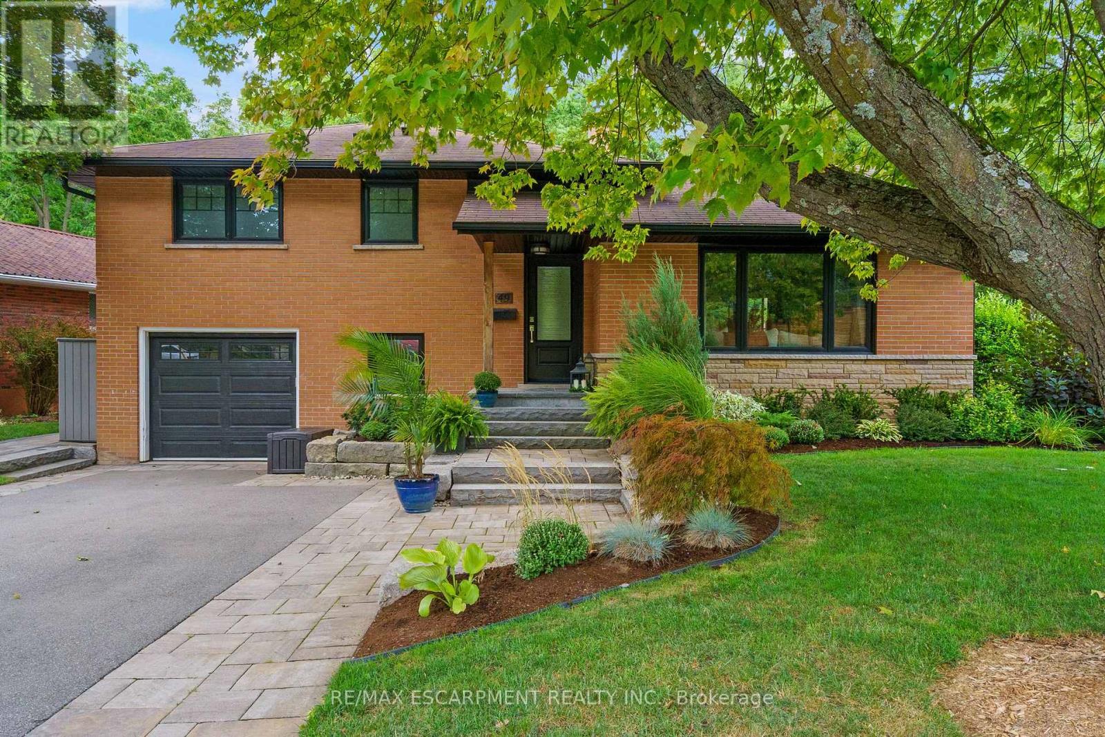 49 Ann St, Hamilton Dundas, ON L9H 2N4
