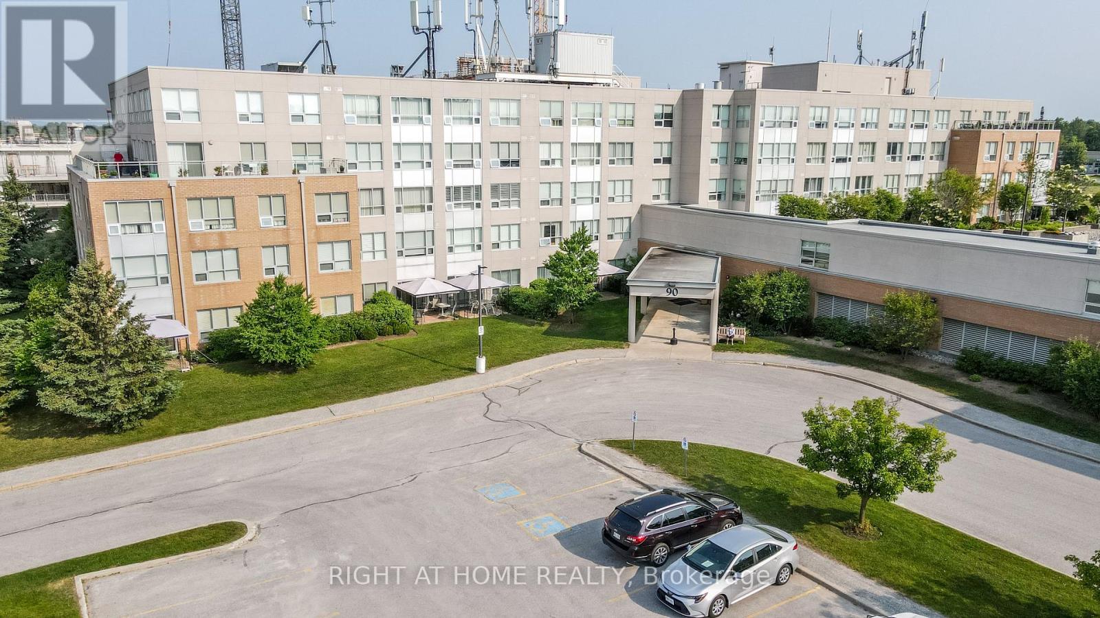 205 90 Dean Ave, Barrie, ON L4N 0M3