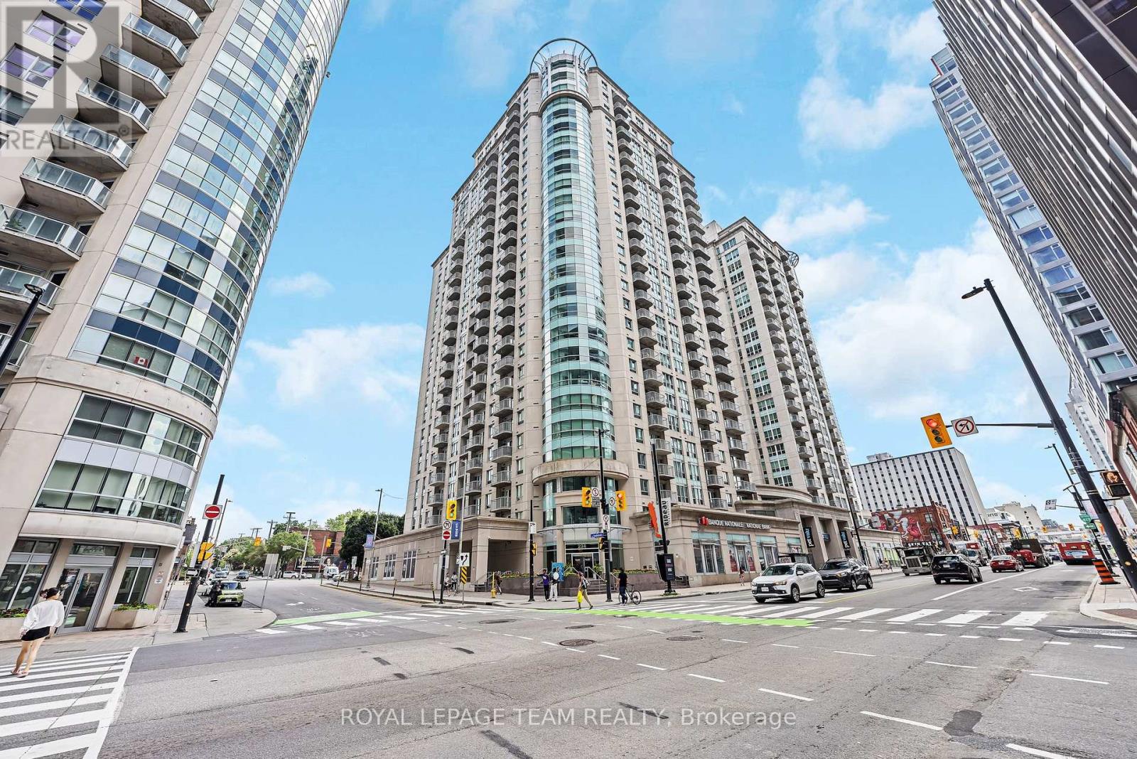 205 234 Rideau St, Ottawa, ON K1N 0A9