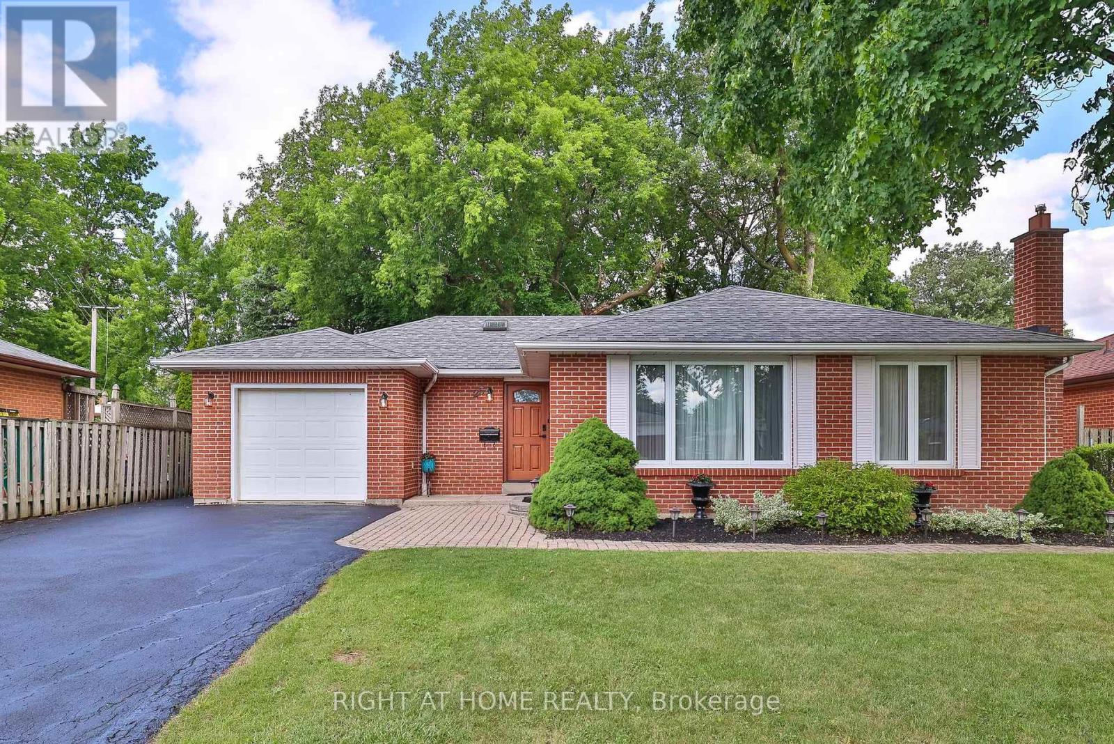 25 Devonshire Dr, Brampton, ON L6T 3G5