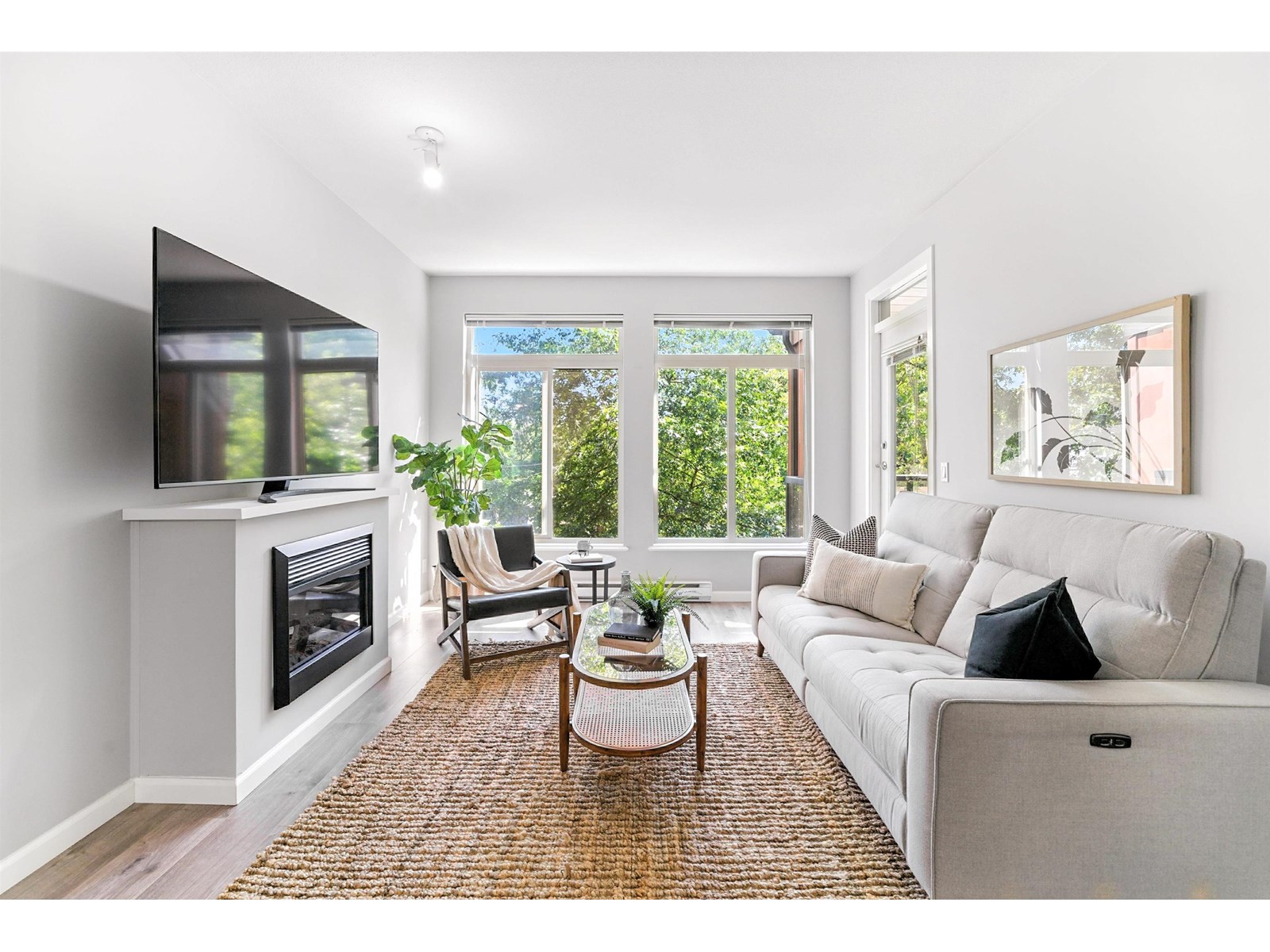 15385 101a Avenue Unit 301, Surrey, BC V3R 0B4