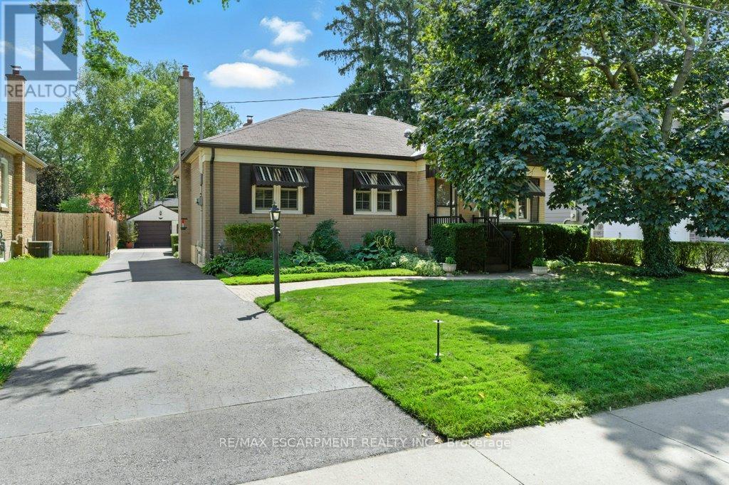 2230 Courtland Dr, Burlington, ON L7R 1S4