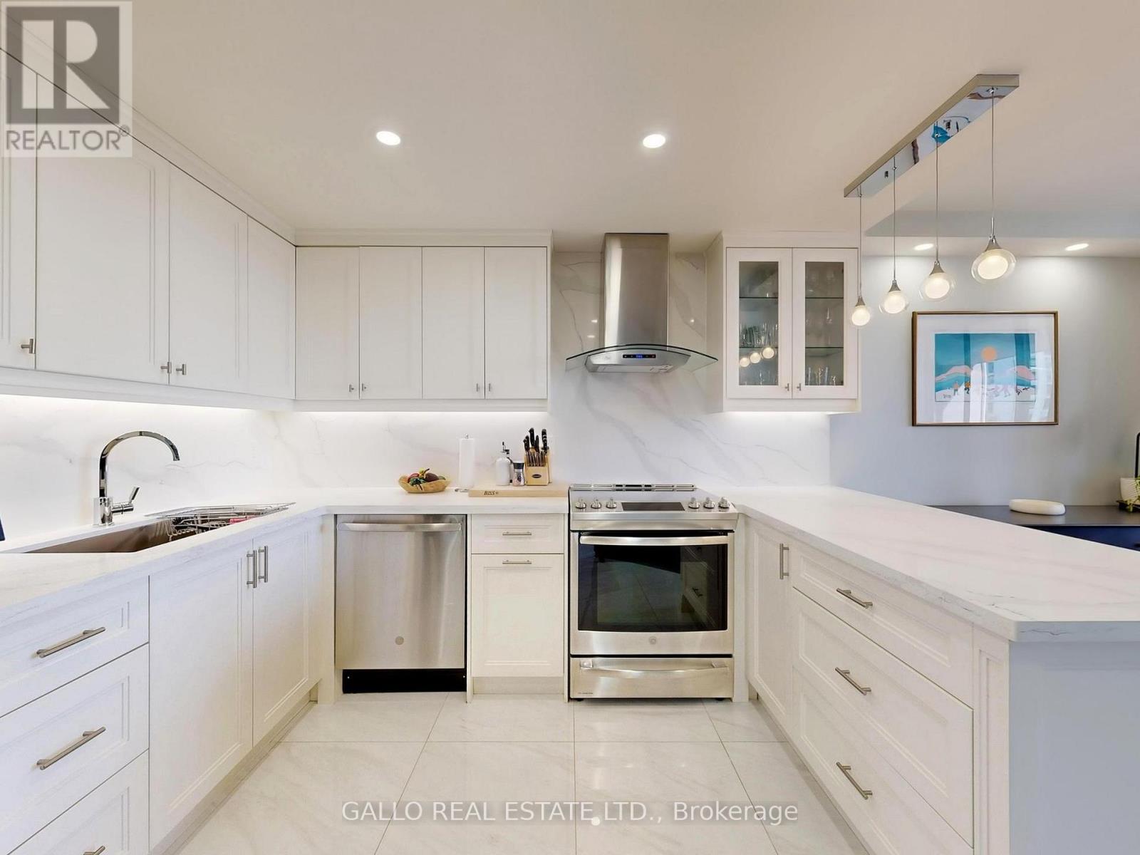 404 75 Graydon Hall Dr, Toronto, ON M3A 3M5