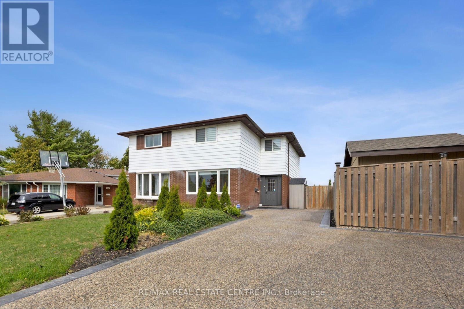 122 Mooregate Cres, Kitchener, ON N2M 2G1