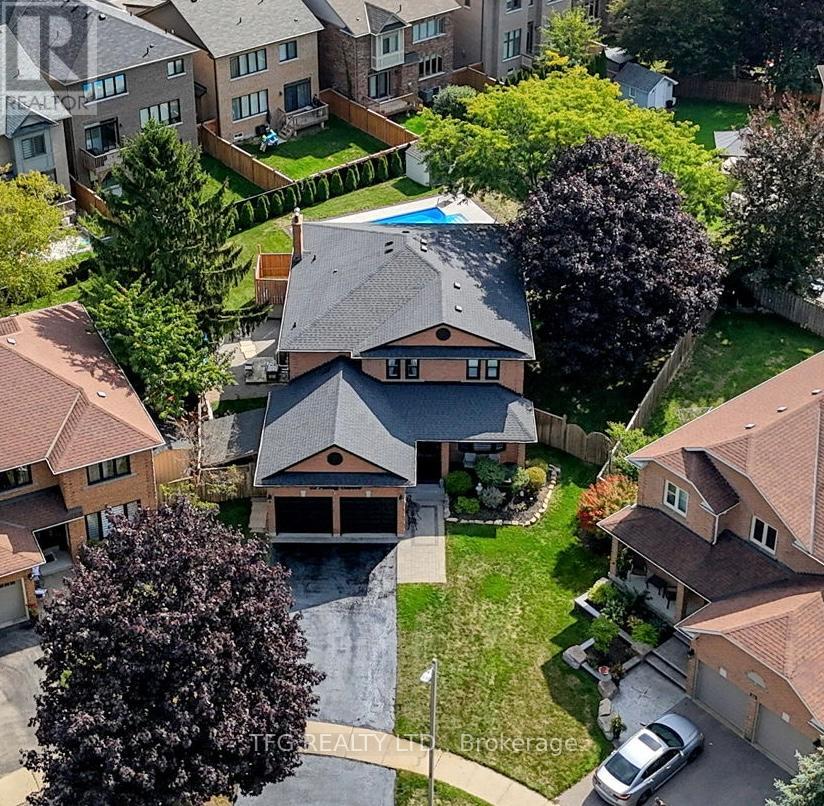 32 Falstaff Cres, Whitby, ON L1R 1W3