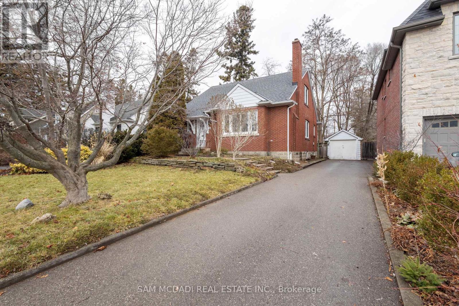 11 Brant Ave, Mississauga, ON L5G 3N9