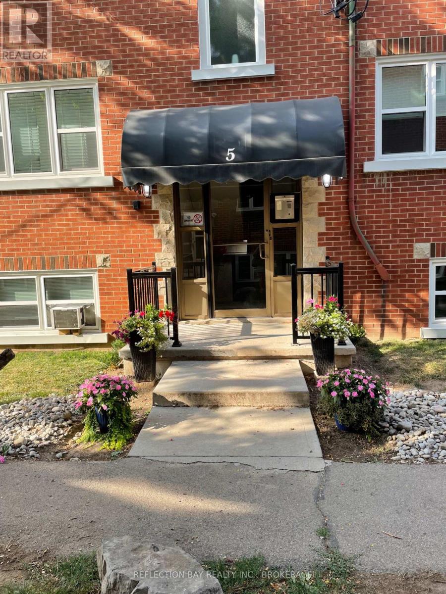8 5 Applewood Ave, Hamilton, ON L8G 3S4
