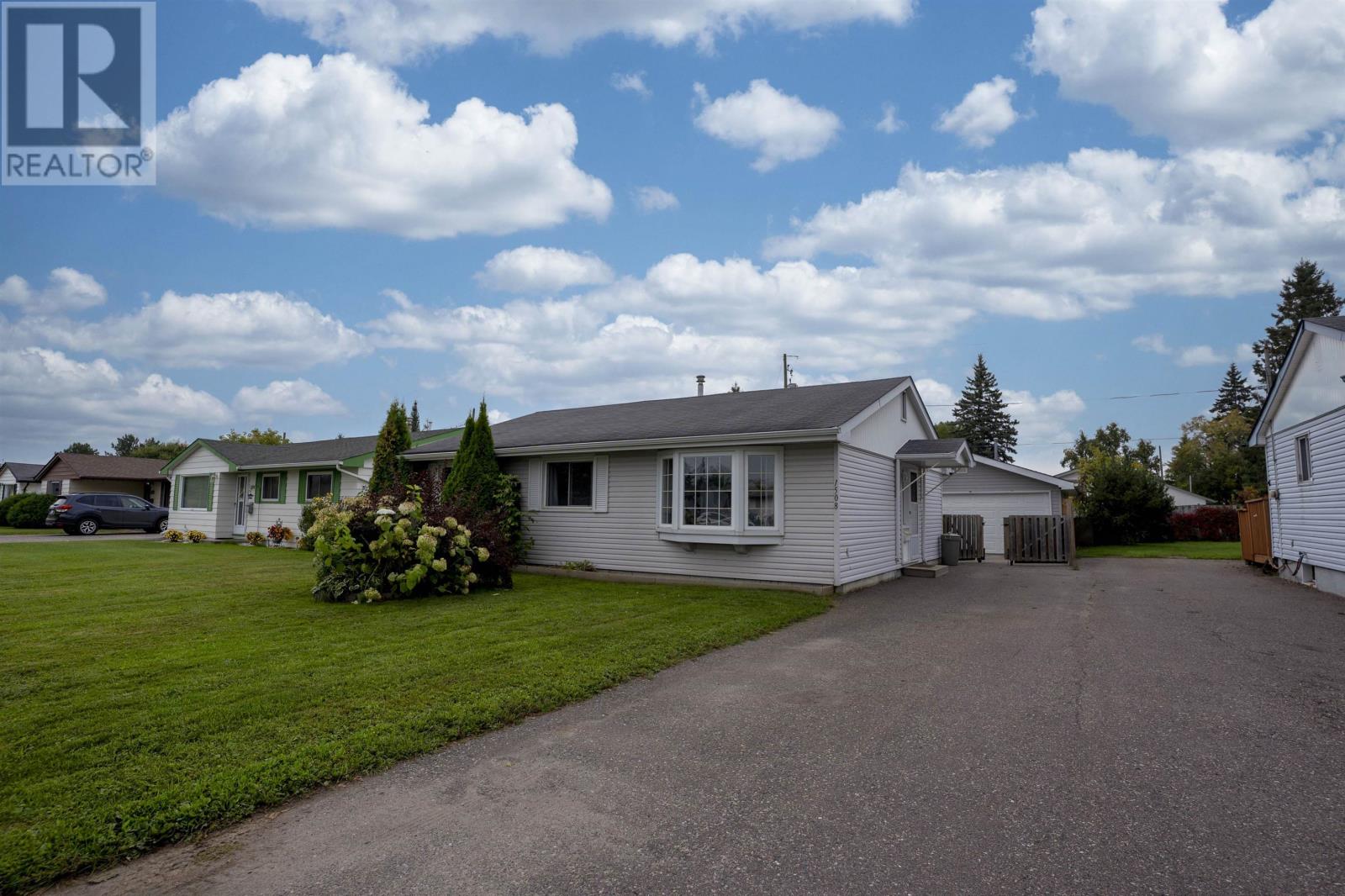 1508 Mary St W, Thunder Bay, ON P7E 4N1