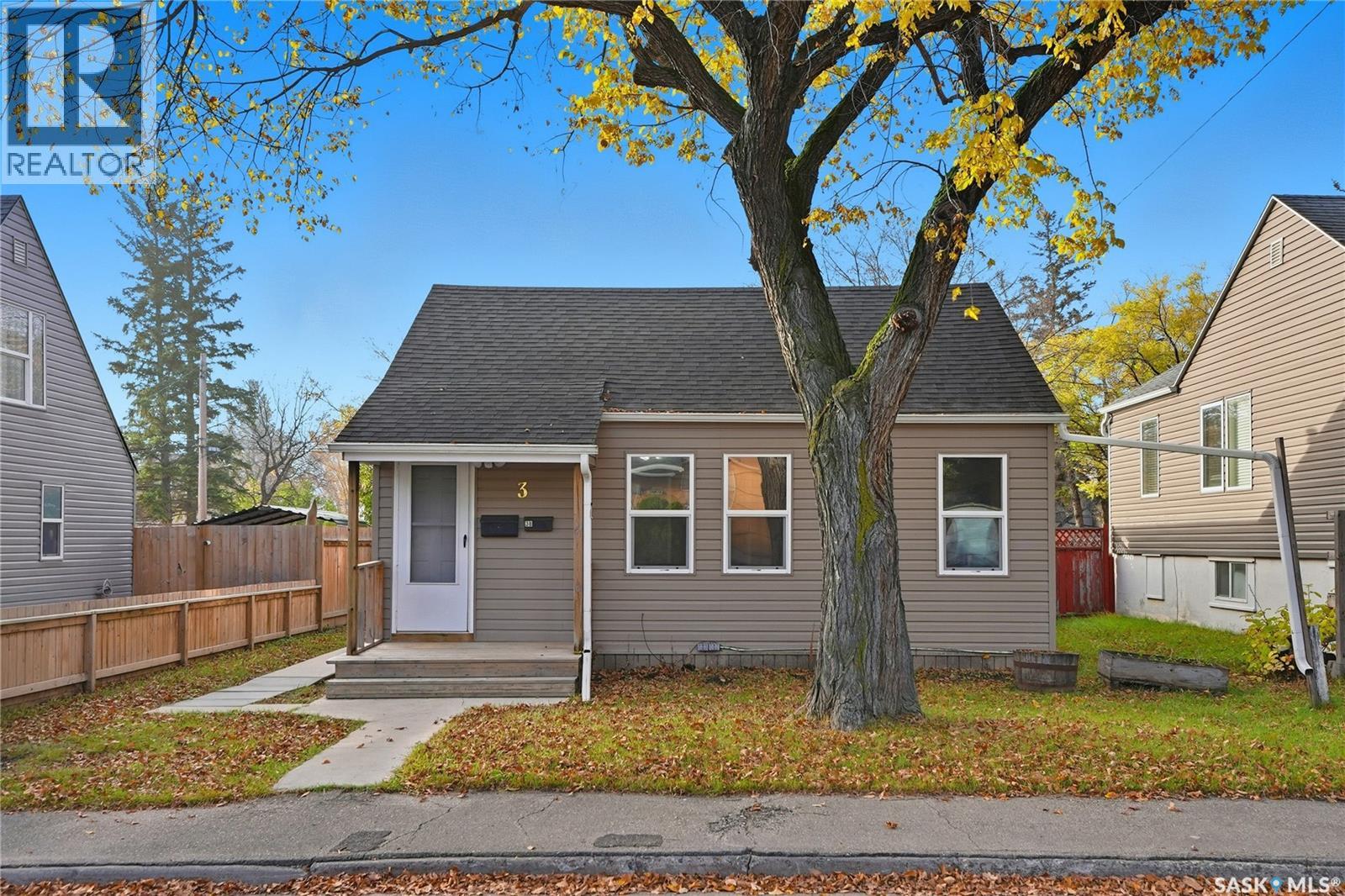 3 Minto Pl, Saskatoon, SK S7L 1C4