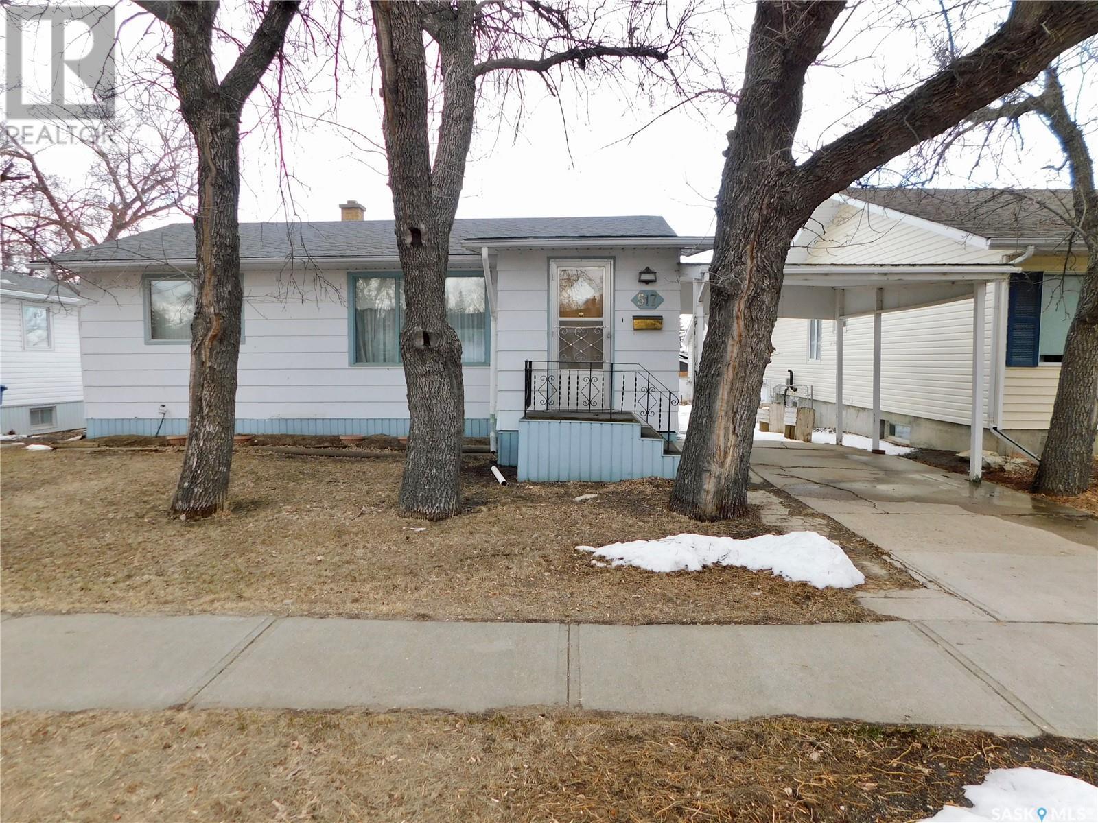 517 3rd Avenue East, Assiniboia, SK S0H 0B0