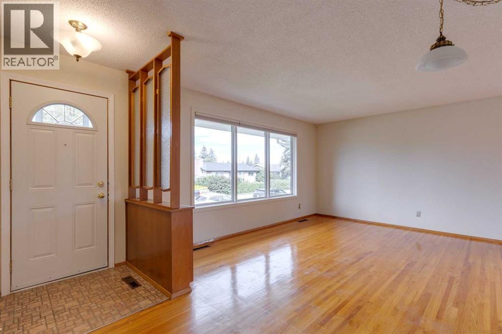 27 Pensacola Close SE, Calgary, AB T2A 2K5