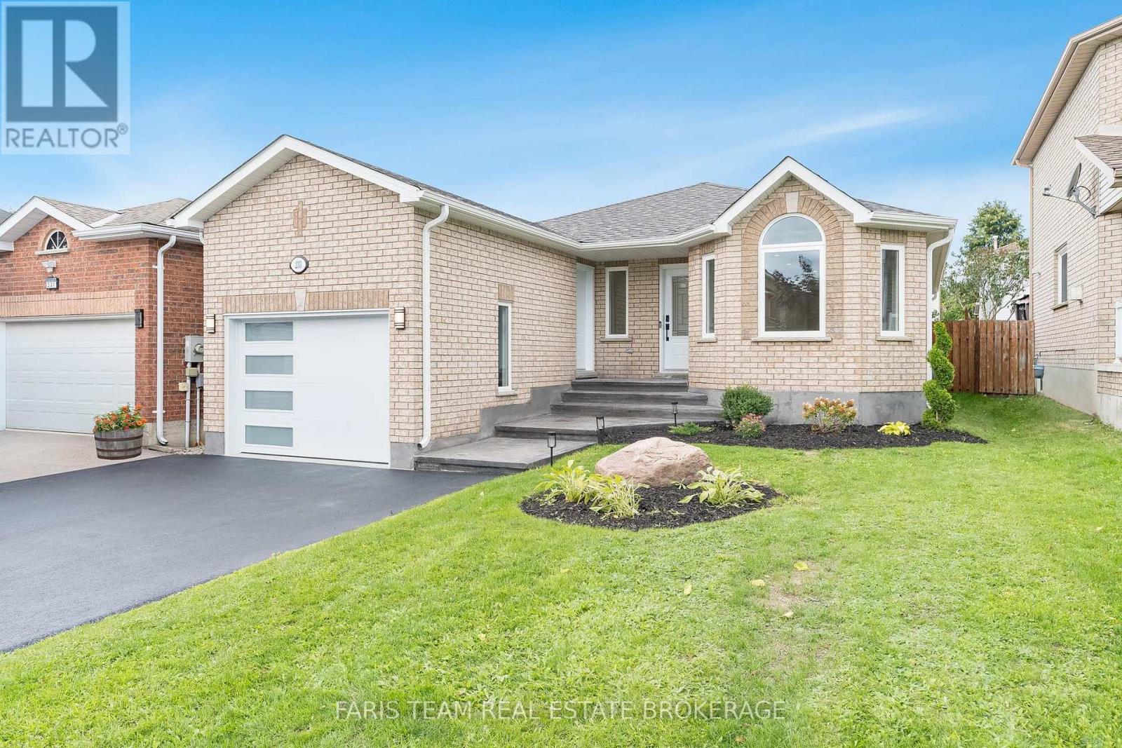 233 Wessenger Dr, Barrie, ON L4N 8R4