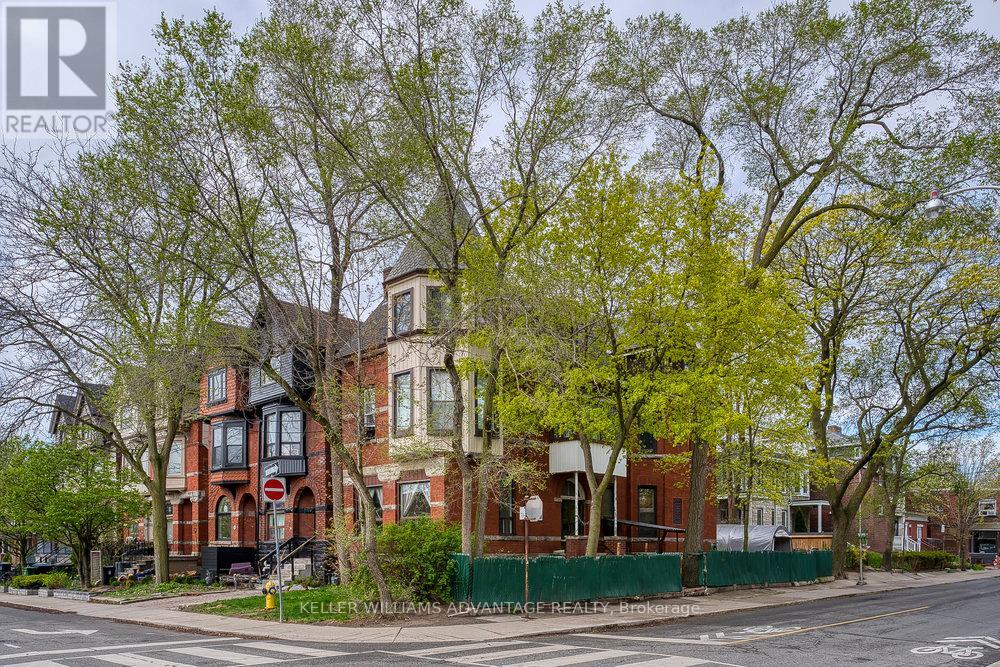 43 Dewson St, Toronto, ON M6H 1G6