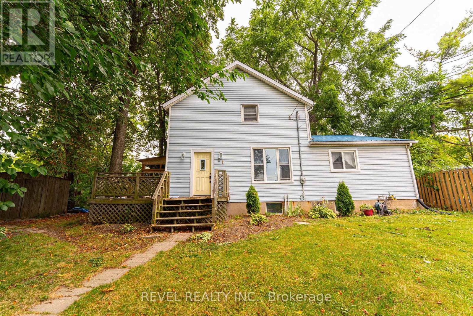 11 Elmwood Ave, St. Catharines, ON L2R 2T5