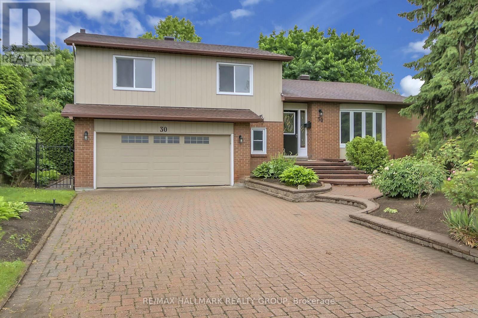 30 Brodeur Cres, Ottawa, ON K2L 1Z3