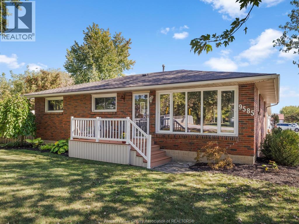 9585 Walker Rd, Essex, ON N0R 1J0