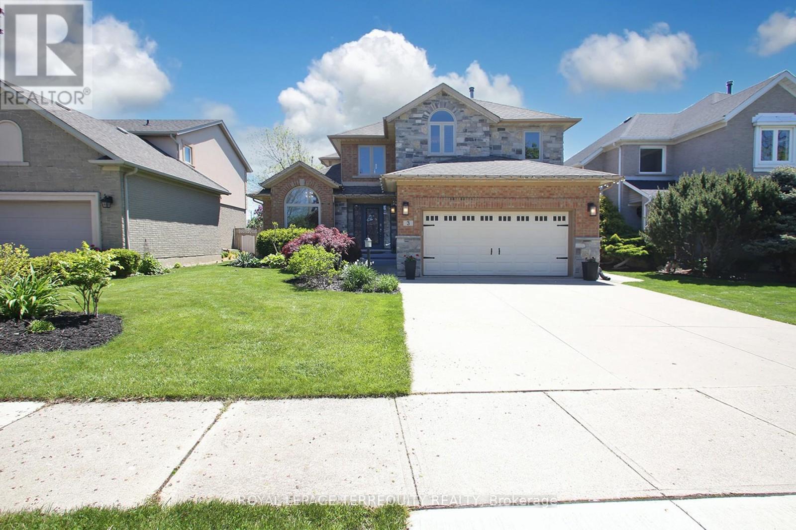 3 Riviera Rdg, Hamilton, ON L8E 5E5