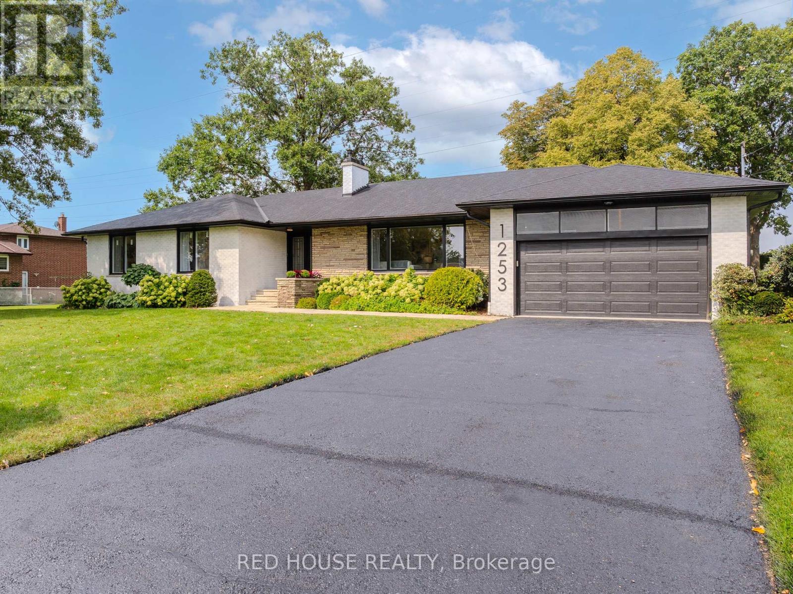 1253 Melton Dr, Mississauga, ON L4Y 1L6
