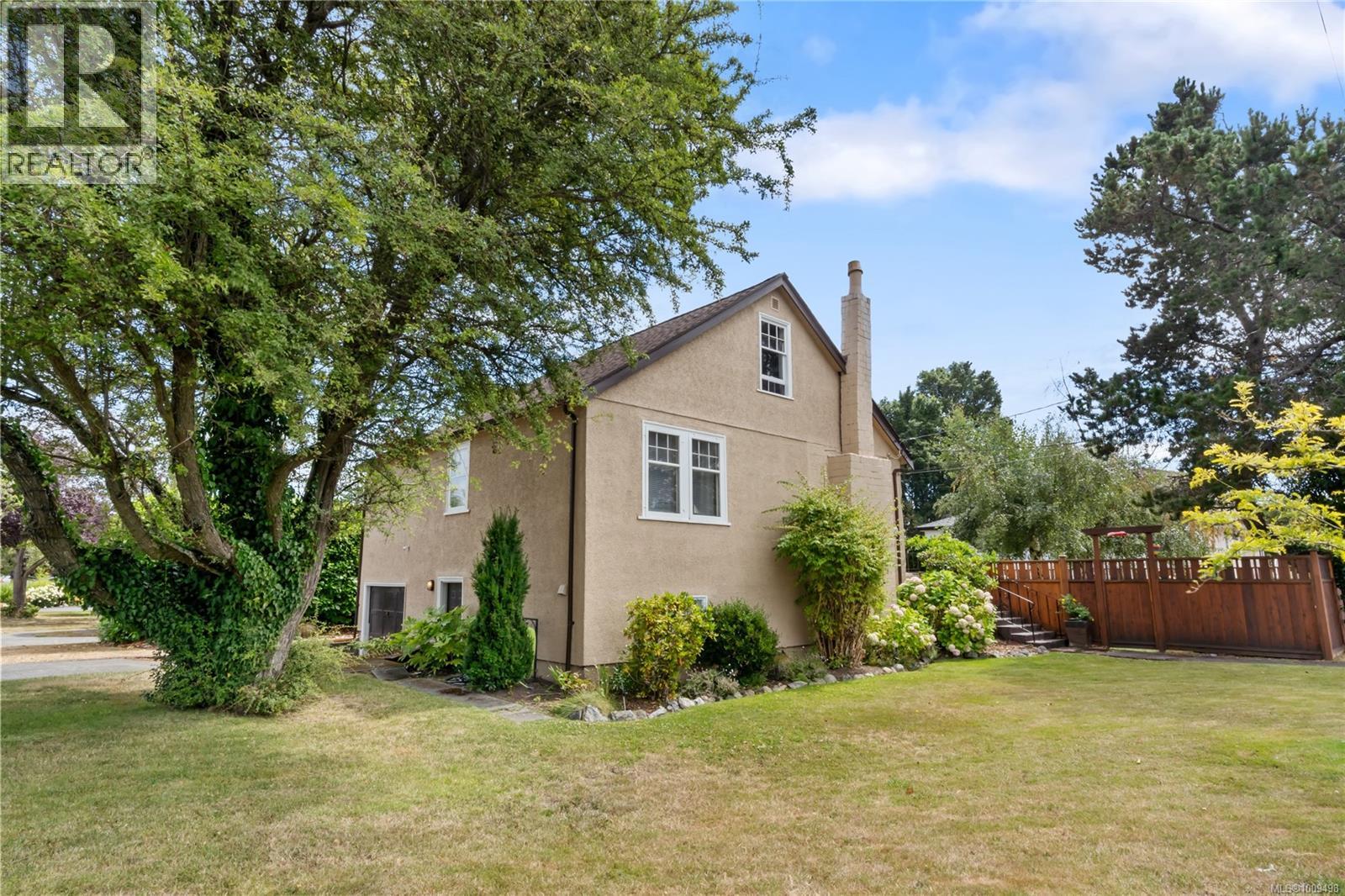2761 Foul Bay Rd, Oak Bay, BC V8R 5B8