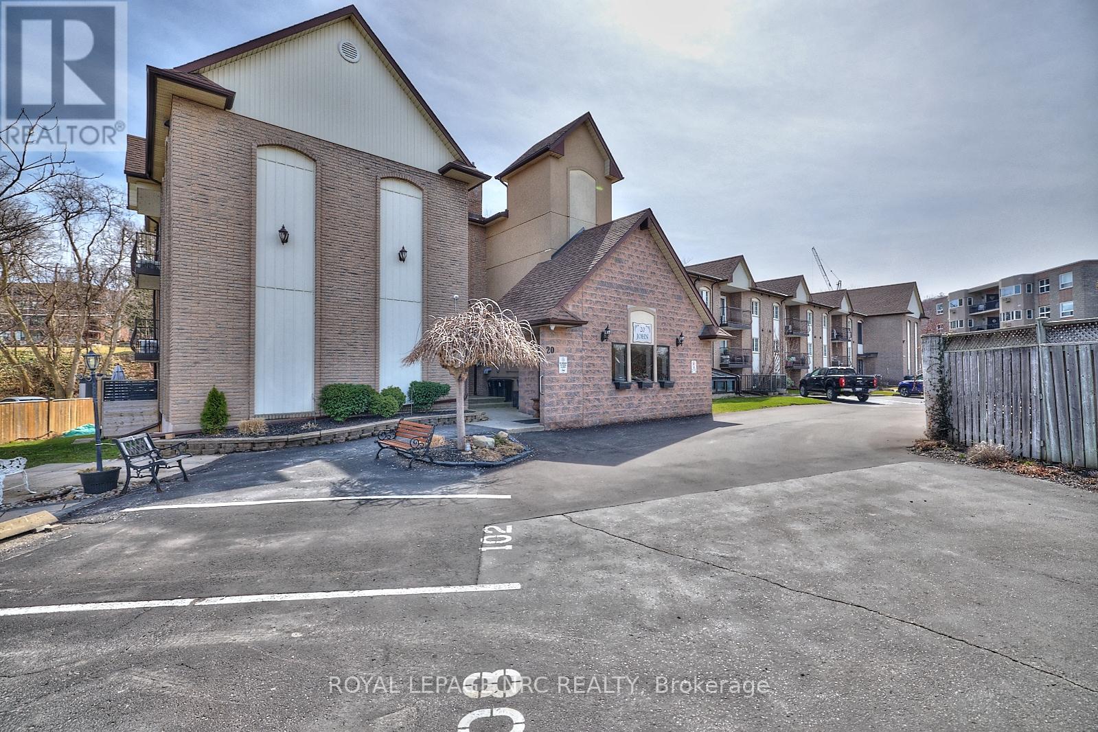 109 20 John St, Grimsby, ON L3M 1X5